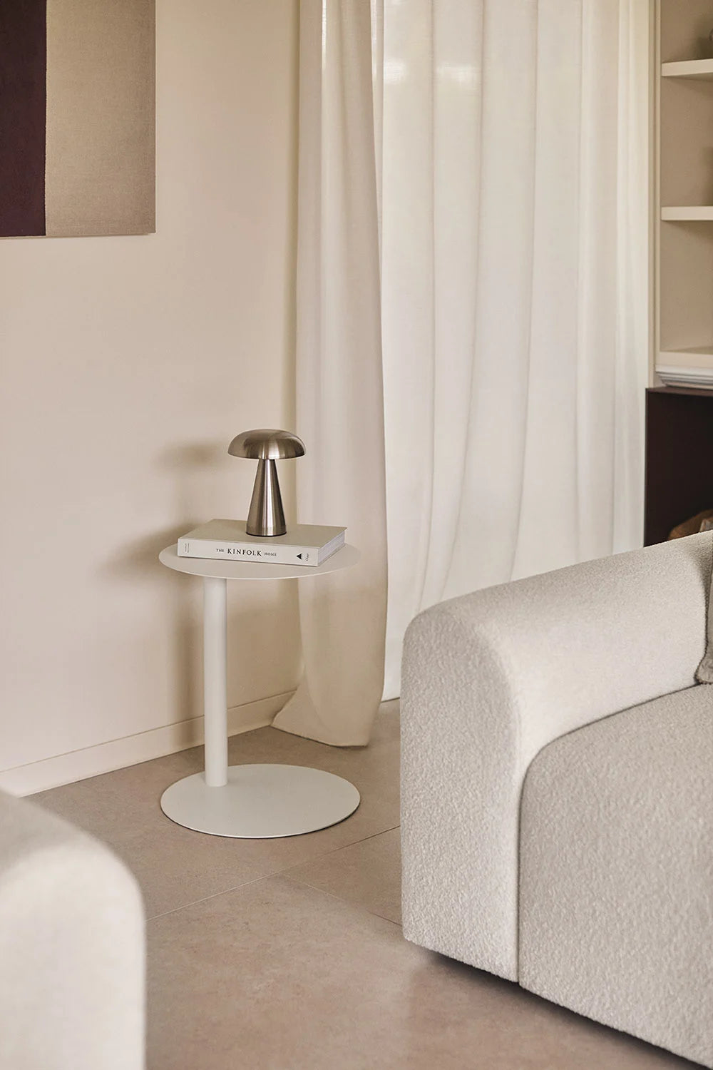 Yannik Apvalus šoninis staliukas