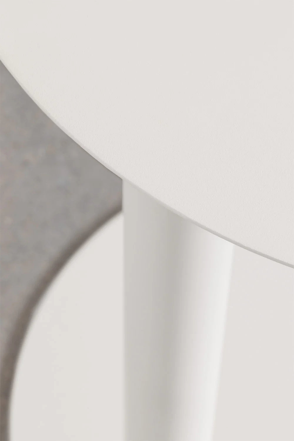 Yannik Apvalus šoninis staliukas